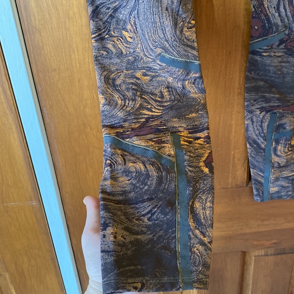 RARE LULULEMON LAB Esker tights size 10, reflective strips, Lava print, Luxtreme - Picture 5 of 10